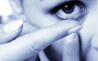 隐形眼镜时间长了眼睛干怎么办，隐形眼镜对眼睛有什么危害